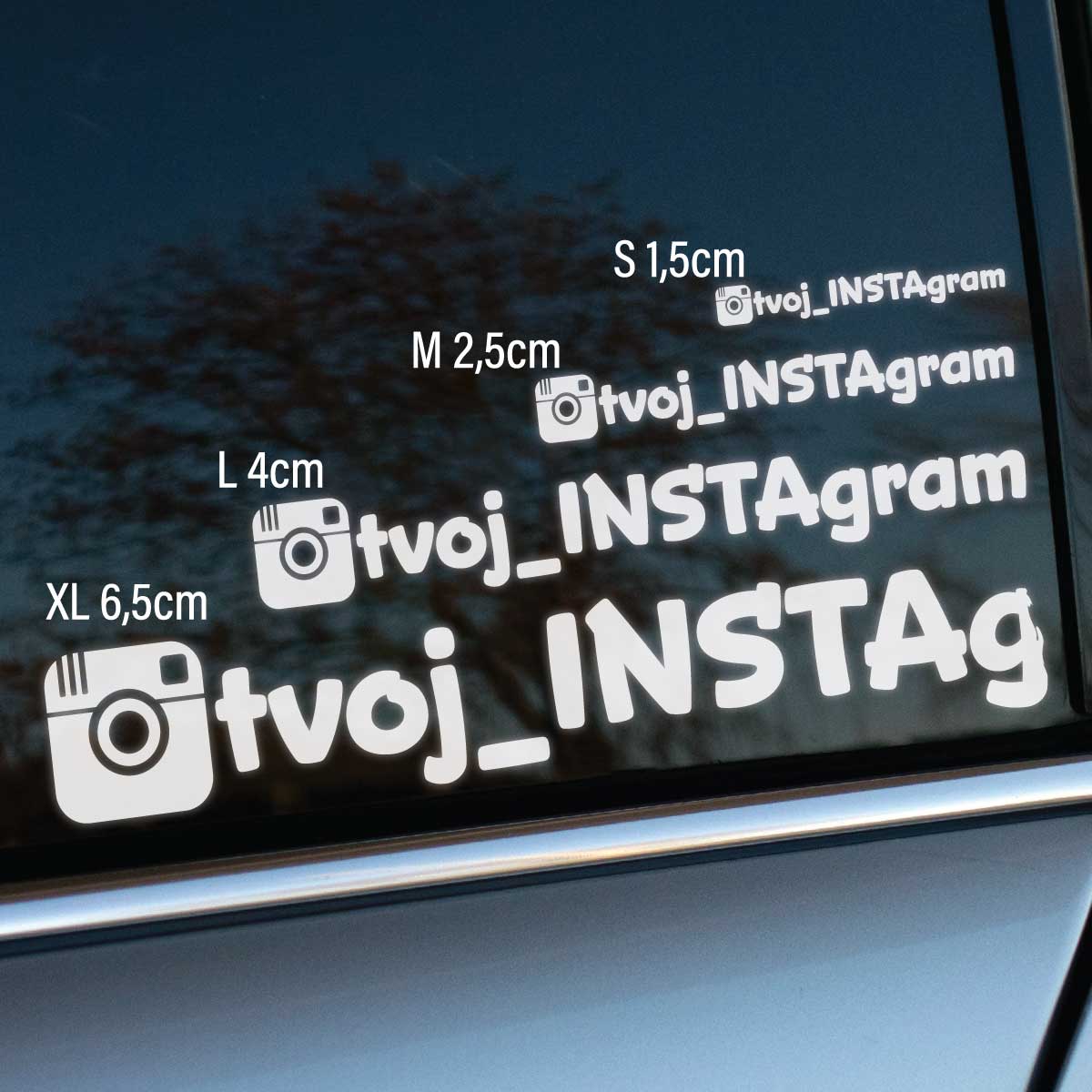Plotrovaná nálepka na auto s pôvodným vintage logom Instagramu a menom účtu, dostupná vo veľkostiach S, M, L a XL – ideálne pre tých, ktorí obľubujú retro dizajn.